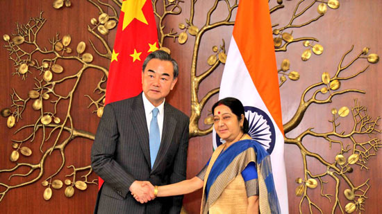 भारत और चीन के विदेश मंत्रियों में विवादास्पद मुद्दों पर चर्चा