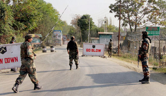 जम्मू-कश्मीर में नियंत्रण रेखा पर पाकिस्तानी सेना की गोलाबारी जारी