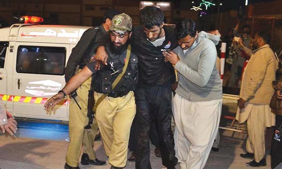 पाकिस्तान के क्वेटा में भीषण आतंकी हमला; ६१ की मौत, १६५ घायल; ‘आयएस’ ने ली ज़िम्मेदारी