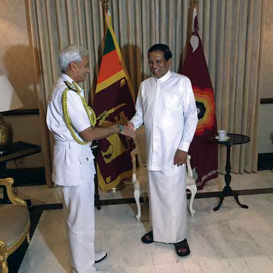 श्रीलंका में राजनयिक उथलपुथल की पृष्ठभूमि पर भारतीय नौसेनाप्रमुख श्रीलंका यात्रा पर