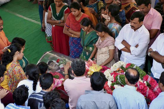 अमरीका में हुए हमले में मारे गये श्रीनिवास कुचिभोतला को हैदराबाद में अंतिम बिदाई