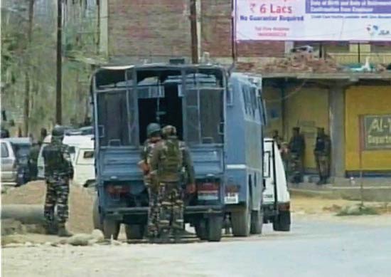 जम्मू-कश्मीर में मुठभेड़ में आतंकवादियों समेत चार लोगों की मौत; स्थानीय लोगों की जानें जाने से तनाव बढ़ा