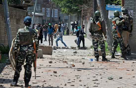 जम्मू-कश्मीर में उपचुनाव के दौरान हिंसाचार; छह लोगों की मौत, सौ से ज़्यादा लोग घायल