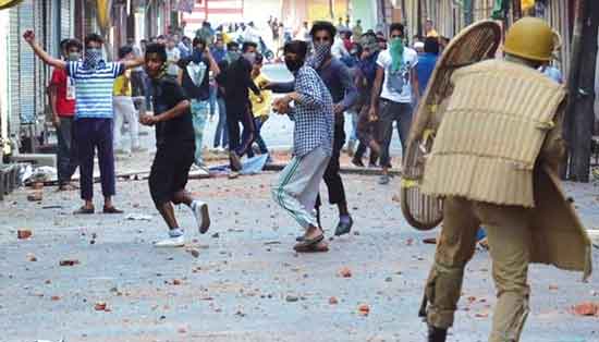 जम्मू-कश्मीर में जवानों पर होने वाले पथराव के पीछे ‘आयएसआय‘ : पुलिस महासंचालक का आरोप