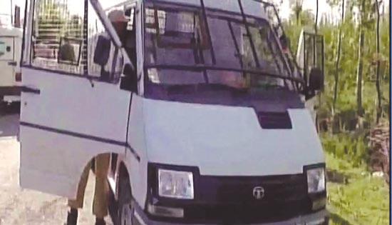 जम्मू-कश्मीर के कुलगाम में आतंकी हमला; पुलिस के पाँच जवान और दो गार्ड शहीद