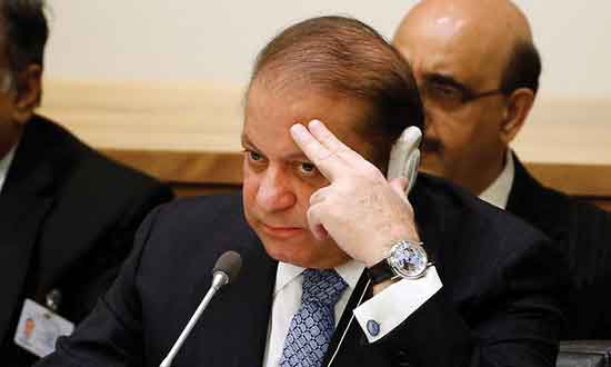 पाकिस्तान के प्रधानमंत्री राजनीतिक संकट से बाल बाल बचे