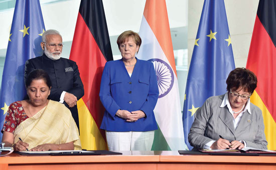 प्रधानमंत्री मोदी की जर्मनी यात्रा में भारत और जर्मनी के बीच १२ सहयोग समझौतों पर दस्तखत