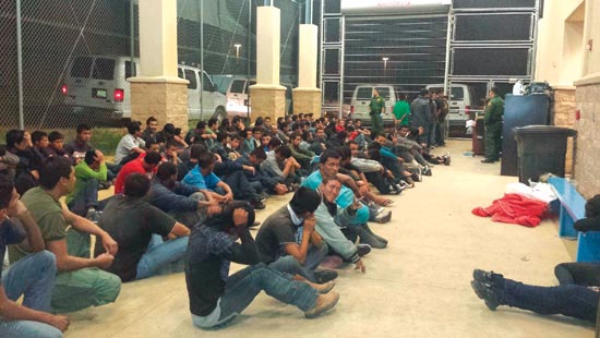 अवैध शरणार्थियों को बाहर खदेडने के लिये ट्रम्प प्रशासन आक्रमक