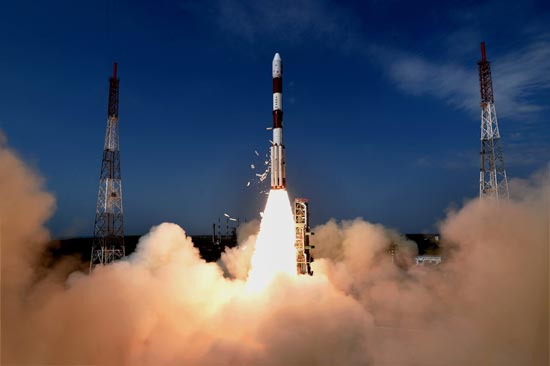 इसरो की नयी मुहीम क़ामयाब; ‘कार्टोसॅट-२ई’ समेत ३१ उपग्रहों का सफल प्रक्षेपण