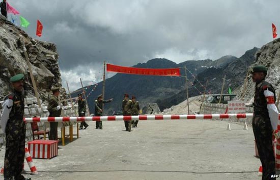भारत के सैनिक पीछे हटे बगैर ‘डोकलाम’ मामले में राजनितिक स्तर पर चर्चा नहीं- ‘एनएसए’ अजित डोवल के दौरे से पहले चीन का सन्देश