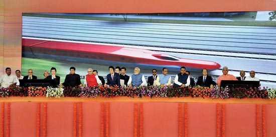 भारत-जापान सहकार्य के ‘बुलेट ट्रेन’ की नींव रखी- दोनों देशों के बीच १५ सहकार्य अनुबंध संपन्न