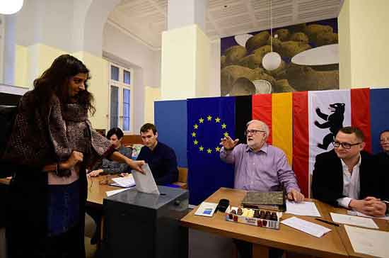 शरणार्थीयों के झुण्ड, अनिश्चित मतदार और ‘एएफडी’ की पृष्ठभूमि पर जर्मनी मे संसदीय चुनाव के लिए मतदान