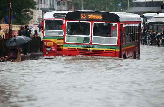 मुंबई में तूफानी बारिश का कहर