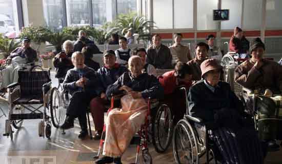चीन की जनसंख्या में वृद्धों की संख्या बढ़ी – ‘चायना असोसिएशन ऑफ़ सोशल सिक्यूरिटी’ की रिपोर्ट