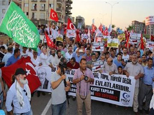 Turks protest against US outside the Incirlik airbase